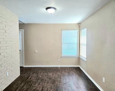 4231 Southchase Lane - Photo Thumbnail 10