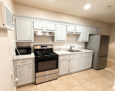 6109 Saxon Drive - Photo Thumbnail 4