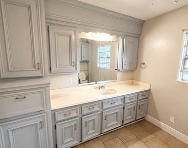 6109 Saxon Drive - Photo Thumbnail 8