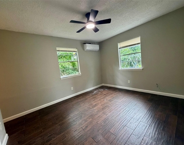 4827 Pine Avenue - Photo Thumbnail 7