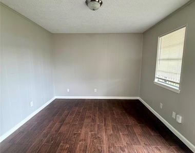 4827 Pine Avenue - Photo Thumbnail 6