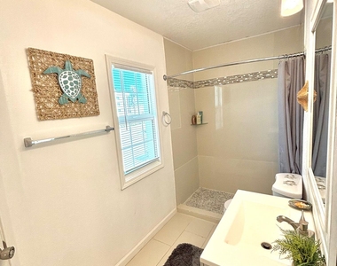 925 Palm Springs Boulevard - Photo Thumbnail 15