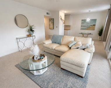 925 Palm Springs Boulevard - Photo Thumbnail 4