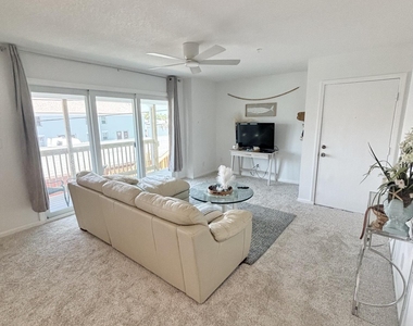 925 Palm Springs Boulevard - Photo Thumbnail 5