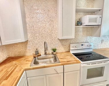 925 Palm Springs Boulevard - Photo Thumbnail 11