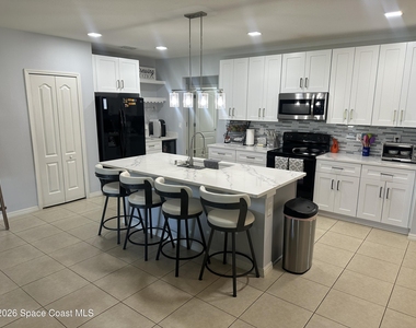 1133 Morgan Circle Ne - Photo Thumbnail 3