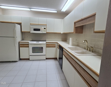 816 Greenwood Manor Circle - Photo Thumbnail 15