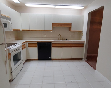 816 Greenwood Manor Circle - Photo Thumbnail 11
