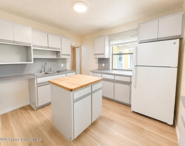 1070 Lee Avenue - Photo Thumbnail 2