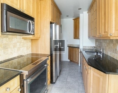 East 80th Street - Photo Thumbnail 4