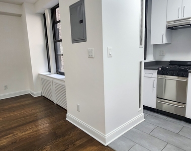 East 46 Street - Photo Thumbnail 2