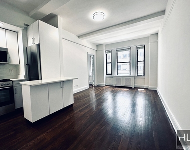 East 46 Street - Photo Thumbnail 2