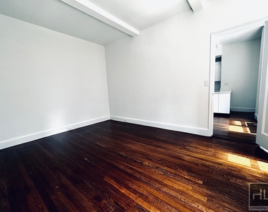 East 46 Street - Photo Thumbnail 5
