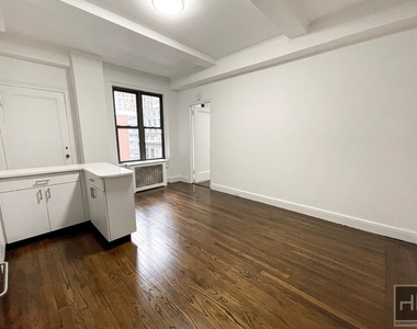 East 46 Street - Photo Thumbnail 3