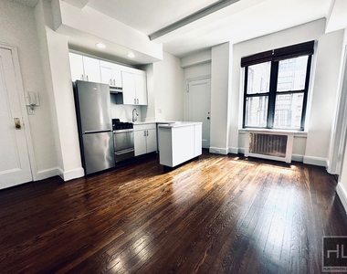 East 46 Street - Photo Thumbnail 4
