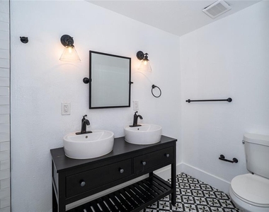 6704 N Taliaferro Avenue - Photo Thumbnail 31