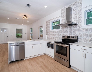 6704 N Taliaferro Avenue - Photo Thumbnail 13