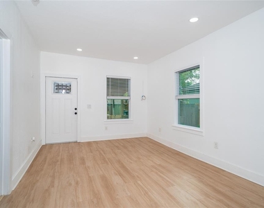 6704 N Taliaferro Avenue - Photo Thumbnail 11