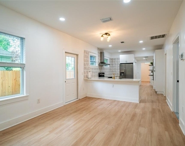 6704 N Taliaferro Avenue - Photo Thumbnail 10