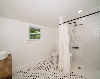 6704 N Taliaferro Avenue - Photo Thumbnail 16