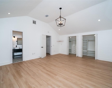 6704 N Taliaferro Avenue - Photo Thumbnail 30