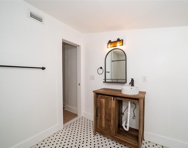 6704 N Taliaferro Avenue - Photo Thumbnail 17