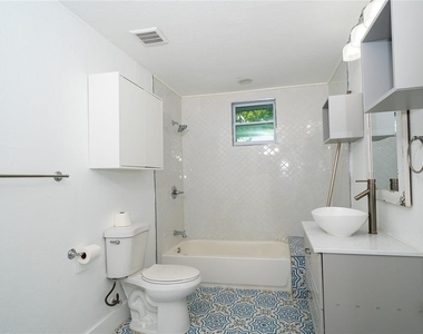 6704 N Taliaferro Avenue - Photo Thumbnail 18