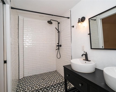 6704 N Taliaferro Avenue - Photo Thumbnail 32