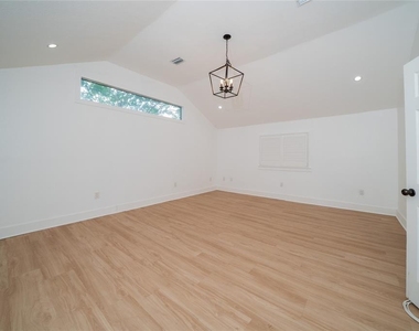 6704 N Taliaferro Avenue - Photo Thumbnail 27