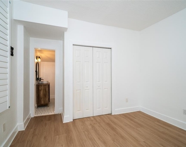 6704 N Taliaferro Avenue - Photo Thumbnail 15