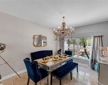 13115 Royal George Avenue - Photo Thumbnail 8