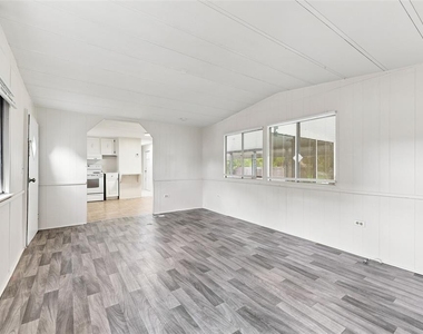 7213 Commons Boulevard - Photo Thumbnail 4