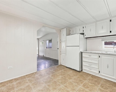 7213 Commons Boulevard - Photo Thumbnail 5