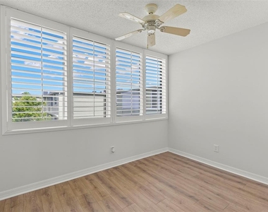 4890 Bay Street Ne - Photo Thumbnail 11