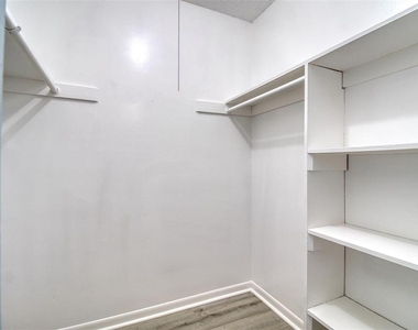 6334 Newtown Circle - Photo Thumbnail 12