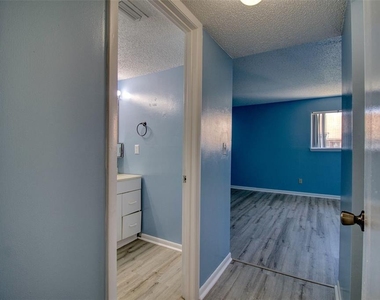 6334 Newtown Circle - Photo Thumbnail 13