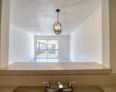 6334 Newtown Circle - Photo Thumbnail 9