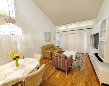 20 Woodlake Place - Photo Thumbnail 4