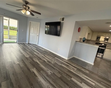 8804 Grand Palms Circle - Photo Thumbnail 4