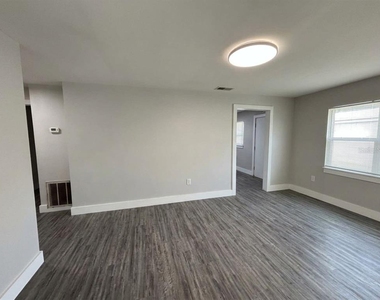 139 Avenue D Sw - Photo Thumbnail 2