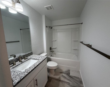 919 Spruce Street - Photo Thumbnail 14