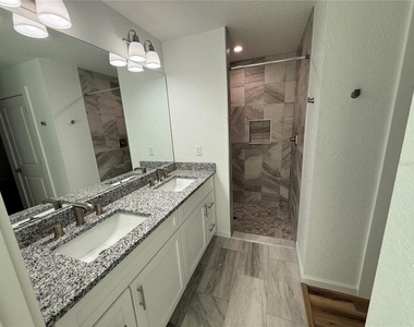 919 Spruce Street - Photo Thumbnail 10