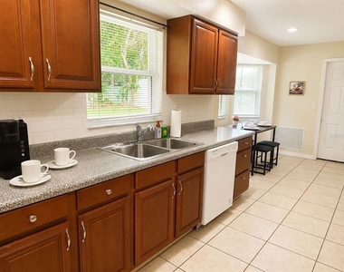 6401 Nw 66th Avenue - Photo Thumbnail 5