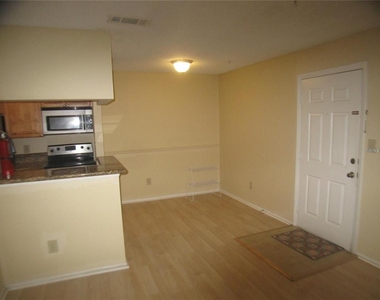 199 Afton Square - Photo Thumbnail 4