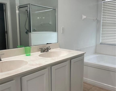 5418 Frederick Lake Drive - Photo Thumbnail 10