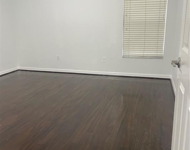5418 Frederick Lake Drive - Photo Thumbnail 9