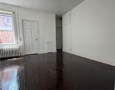 218 S 15th Street - Photo Thumbnail 3
