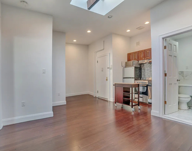 272 West 22nd Street - Photo Thumbnail 3