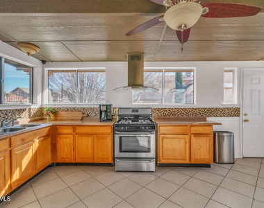 816 Dakota River Avenue - Photo Thumbnail 16