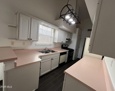 7115 Oval Rock Drive - Photo Thumbnail 9
